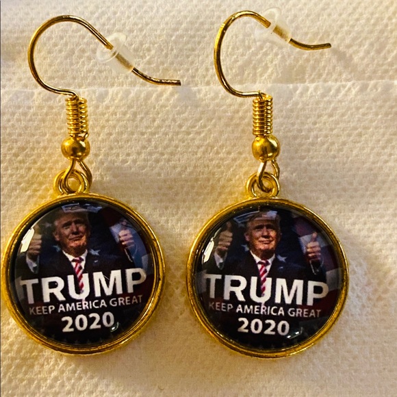 Trump MAGA 2020 gold tone earrings USA 🇺🇸 ♥️ - Picture 2 of 5